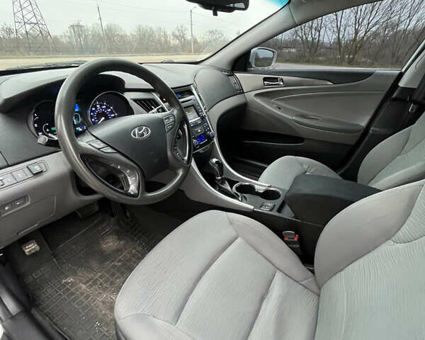 Сірий Хендай Соната, об'ємом двигуна 2.4 л та пробігом 220 тис. км за 9100 $, фото 12 на Automoto.ua