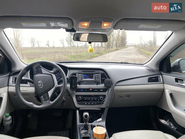 Серый Хендай Соната, объемом двигателя 2.36 л и пробегом 135 тыс. км за 10400 $, фото 5 на Automoto.ua