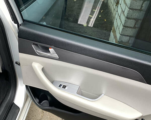 Серый Хендай Соната, объемом двигателя 2.36 л и пробегом 135 тыс. км за 10400 $, фото 15 на Automoto.ua