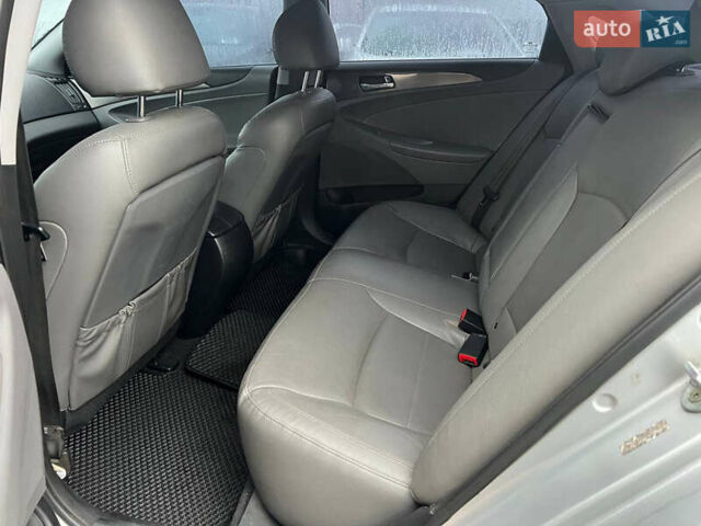 Серый Хендай Соната, объемом двигателя 2.36 л и пробегом 140 тыс. км за 10600 $, фото 13 на Automoto.ua