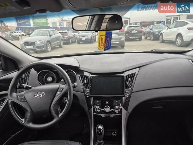 Серый Хендай Соната, объемом двигателя 2 л и пробегом 246 тыс. км за 6800 $, фото 2 на Automoto.ua