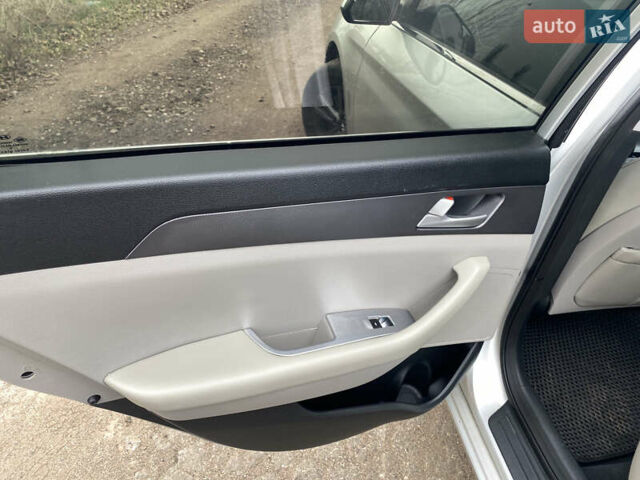 Серый Хендай Соната, объемом двигателя 2.36 л и пробегом 135 тыс. км за 10400 $, фото 8 на Automoto.ua