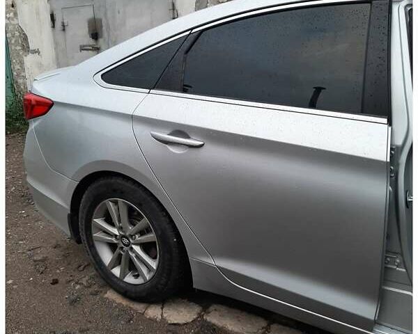 Серый Хендай Соната, объемом двигателя 1.59 л и пробегом 167 тыс. км за 9700 $, фото 7 на Automoto.ua