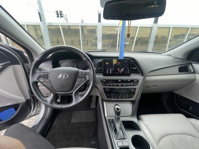 Серый Хендай Соната, объемом двигателя 2.4 л и пробегом 136 тыс. км за 10800 $, фото 5 на Automoto.ua