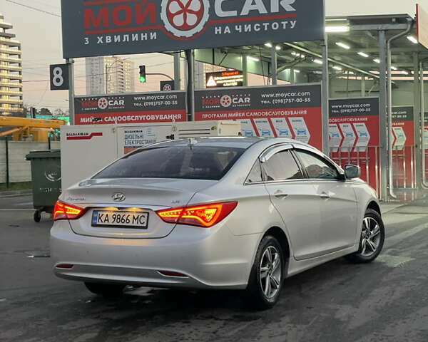Серый Хендай Соната, объемом двигателя 2 л и пробегом 211 тыс. км за 7499 $, фото 6 на Automoto.ua