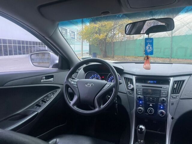 Серый Хендай Соната, объемом двигателя 2 л и пробегом 300 тыс. км за 6800 $, фото 10 на Automoto.ua