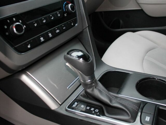 Серый Хендай Соната, объемом двигателя 2.4 л и пробегом 170 тыс. км за 9500 $, фото 4 на Automoto.ua