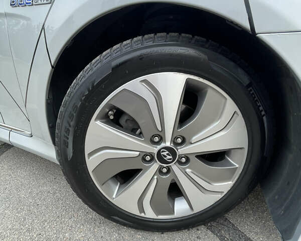 Хендай Соната 2014 у Запоріжжя на Automoto.ua Сірий Хендай Соната, об'ємом двигуна 2.4 л та пробігом 187 тис. км за 11000 $, фото 16 на Automoto.ua