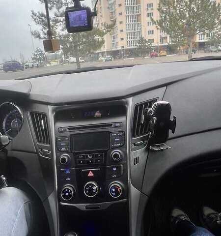 Серый Хендай Соната, объемом двигателя 2 л и пробегом 192 тыс. км за 8400 $, фото 10 на Automoto.ua