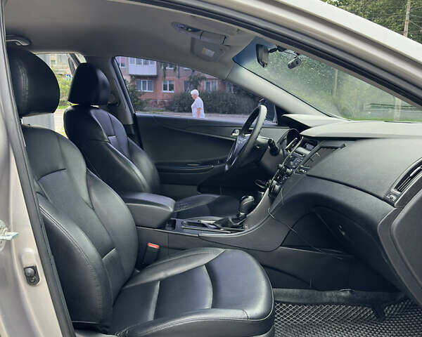 Сірий Хендай Соната, об'ємом двигуна 2 л та пробігом 280 тис. км за 8200 $, фото 14 на Automoto.ua
