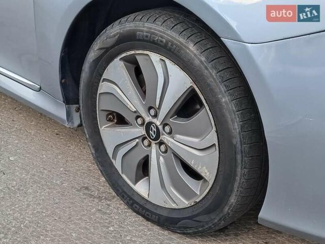 Сірий Хендай Соната, об'ємом двигуна 2.4 л та пробігом 207 тис. км за 11290 $, фото 6 на Automoto.ua