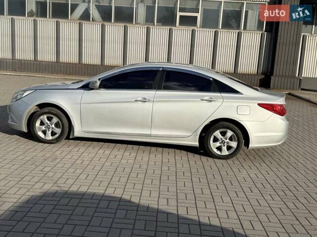 Серый Хендай Соната, объемом двигателя 2 л и пробегом 222 тыс. км за 6999 $, фото 7 на Automoto.ua