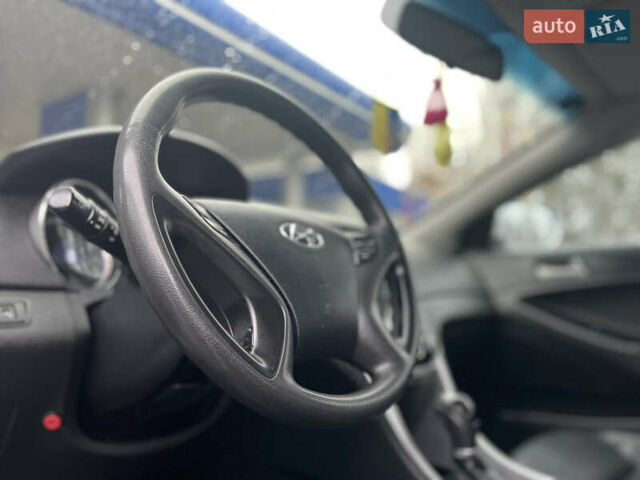 Серый Хендай Соната, объемом двигателя 2 л и пробегом 299 тыс. км за 8299 $, фото 6 на Automoto.ua