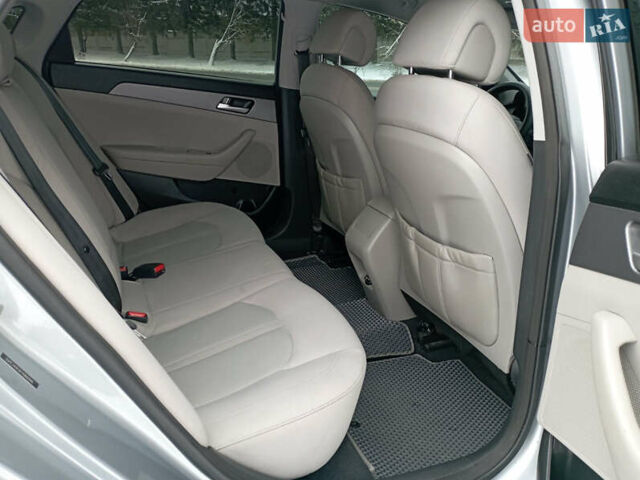 Сірий Хендай Соната, об'ємом двигуна 2.36 л та пробігом 200 тис. км за 7700 $, фото 16 на Automoto.ua