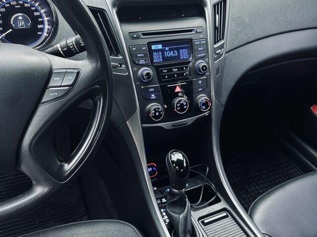 Сірий Хендай Соната, об'ємом двигуна 2 л та пробігом 305 тис. км за 6900 $, фото 8 на Automoto.ua