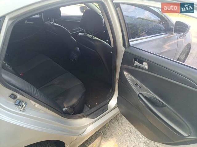 Сірий Хендай Соната, об'ємом двигуна 2 л та пробігом 271 тис. км за 6700 $, фото 3 на Automoto.ua