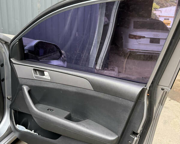 Сірий Хендай Соната, об'ємом двигуна 2 л та пробігом 315 тис. км за 5500 $, фото 12 на Automoto.ua