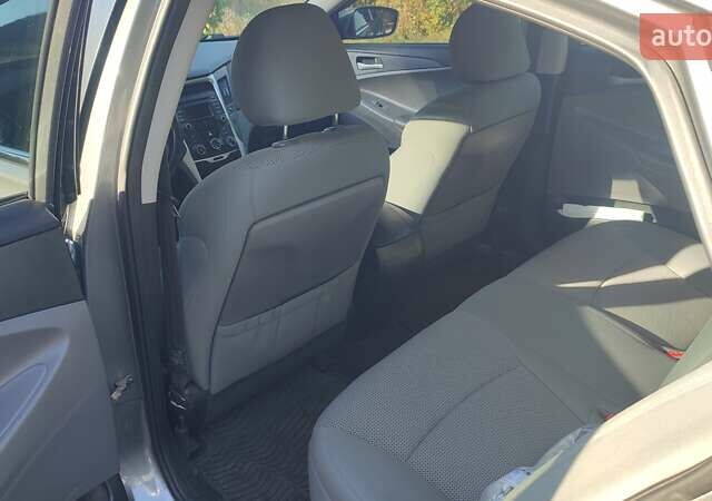 Серый Хендай Соната, объемом двигателя 2.36 л и пробегом 107 тыс. км за 8500 $, фото 8 на Automoto.ua