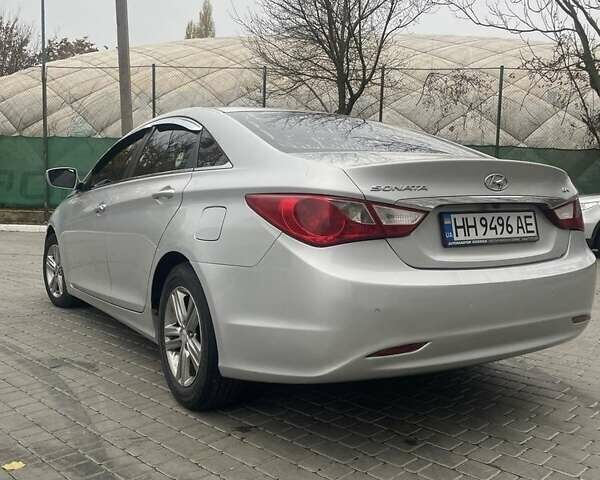 Серый Хендай Соната, объемом двигателя 2 л и пробегом 300 тыс. км за 7500 $, фото 4 на Automoto.ua