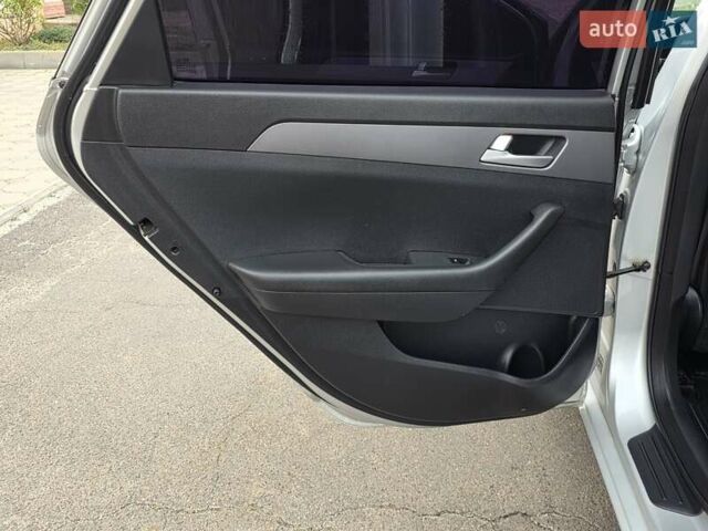 Сірий Хендай Соната, об'ємом двигуна 2 л та пробігом 255 тис. км за 9200 $, фото 27 на Automoto.ua