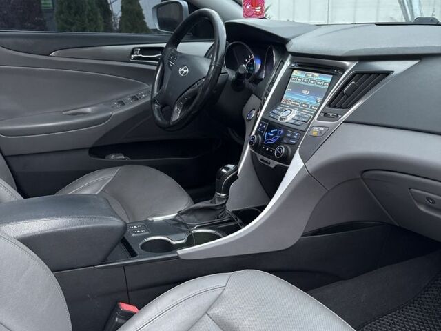 Сірий Хендай Соната, об'ємом двигуна 2.4 л та пробігом 139 тис. км за 10800 $, фото 5 на Automoto.ua