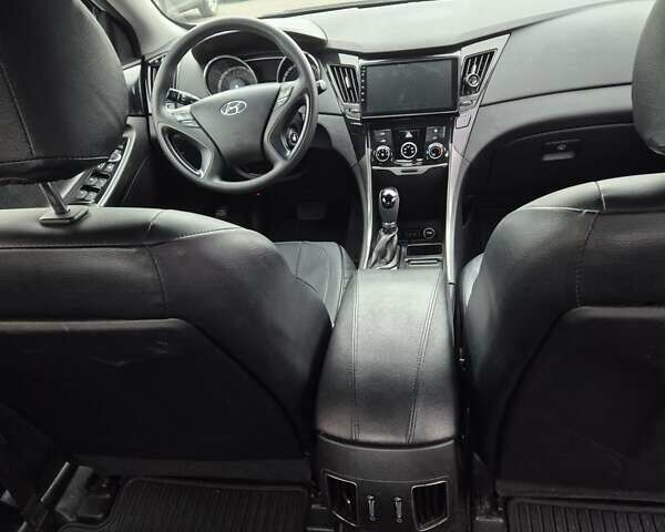 Серый Хендай Соната, объемом двигателя 2 л и пробегом 246 тыс. км за 6800 $, фото 7 на Automoto.ua