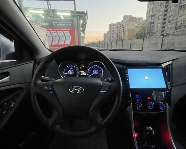 Серый Хендай Соната, объемом двигателя 2 л и пробегом 211 тыс. км за 7499 $, фото 10 на Automoto.ua