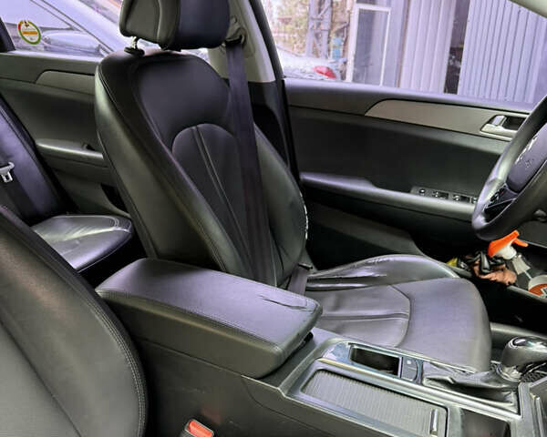 Сірий Хендай Соната, об'ємом двигуна 2 л та пробігом 315 тис. км за 5500 $, фото 15 на Automoto.ua