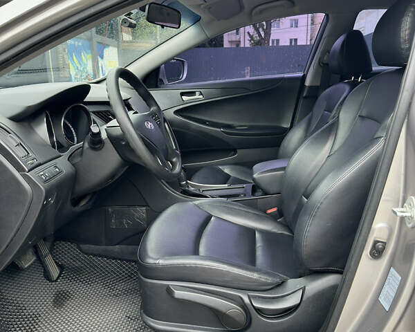 Сірий Хендай Соната, об'ємом двигуна 2 л та пробігом 280 тис. км за 8200 $, фото 19 на Automoto.ua