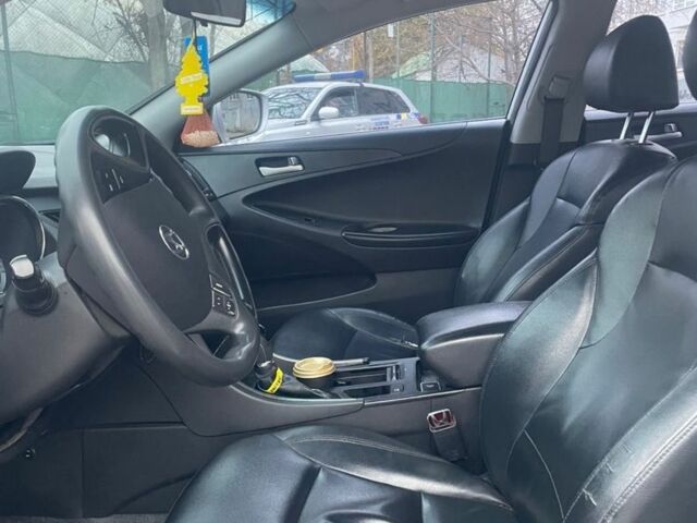 Серый Хендай Соната, объемом двигателя 2 л и пробегом 300 тыс. км за 6800 $, фото 7 на Automoto.ua