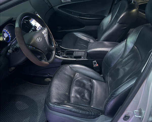 Серый Хендай Соната, объемом двигателя 2 л и пробегом 320 тыс. км за 6999 $, фото 13 на Automoto.ua