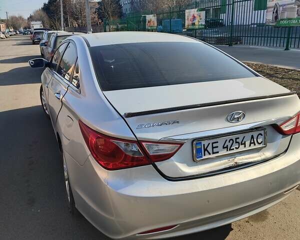 Сірий Хендай Соната, об'ємом двигуна 2 л та пробігом 200 тис. км за 7499 $, фото 2 на Automoto.ua