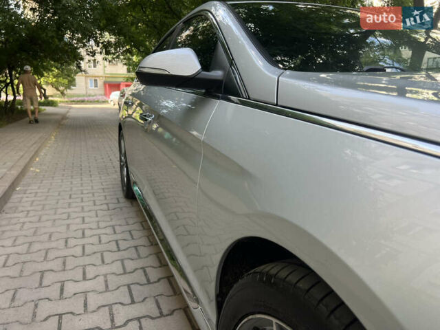 Серый Хендай Соната, объемом двигателя 2 л и пробегом 138 тыс. км за 10899 $, фото 5 на Automoto.ua