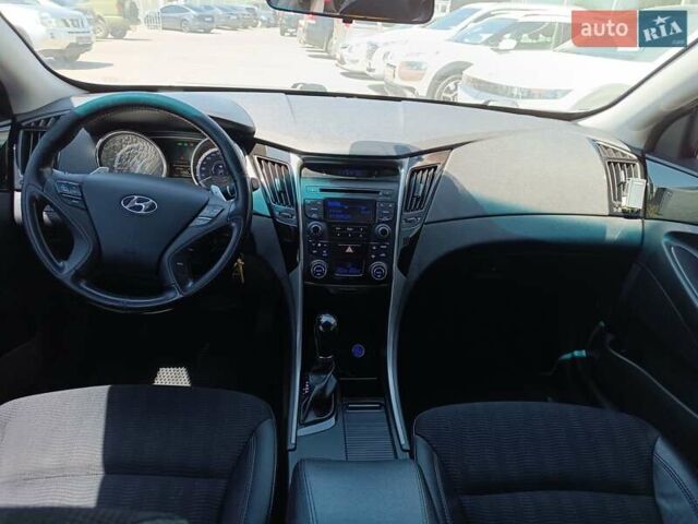 Сірий Хендай Соната, об'ємом двигуна 2.36 л та пробігом 174 тис. км за 11400 $, фото 13 на Automoto.ua
