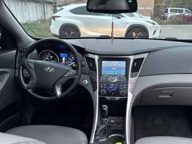 Сірий Хендай Соната, об'ємом двигуна 2.4 л та пробігом 139 тис. км за 10800 $, фото 7 на Automoto.ua