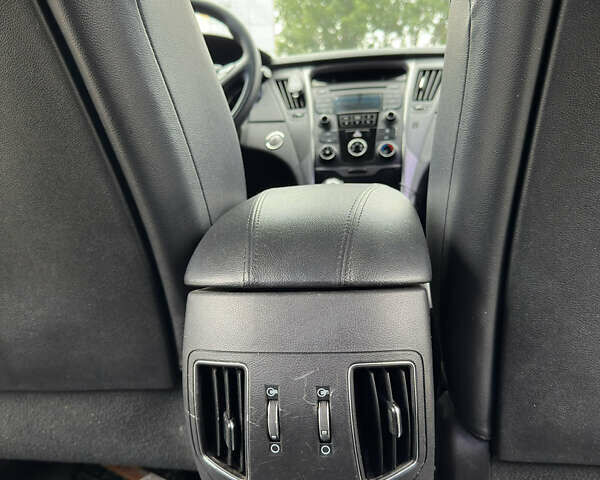 Сірий Хендай Соната, об'ємом двигуна 2 л та пробігом 280 тис. км за 8200 $, фото 11 на Automoto.ua