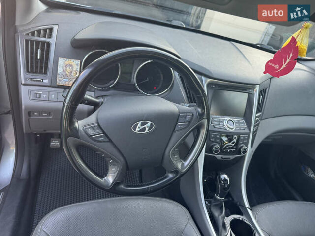 Сірий Хендай Соната, об'ємом двигуна 2.36 л та пробігом 101 тис. км за 11300 $, фото 8 на Automoto.ua