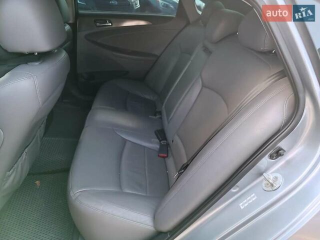 Сірий Хендай Соната, об'ємом двигуна 2.4 л та пробігом 207 тис. км за 11290 $, фото 14 на Automoto.ua