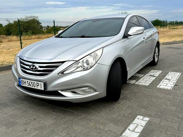 Сірий Хендай Соната, об'ємом двигуна 2 л та пробігом 356 тис. км за 7900 $, фото 1 на Automoto.ua