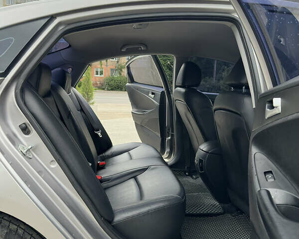 Сірий Хендай Соната, об'ємом двигуна 2 л та пробігом 280 тис. км за 8200 $, фото 9 на Automoto.ua