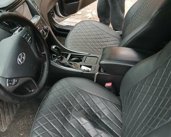 Серый Хендай Соната, объемом двигателя 2 л и пробегом 296 тыс. км за 10900 $, фото 10 на Automoto.ua