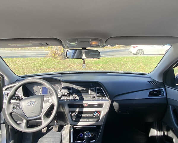 Хендай Соната 2014 у Києві на Automoto.ua Сірий Хендай Соната, об'ємом двигуна 2 л та пробігом 252 тис. км за 7350 $, фото 16 на Automoto.ua