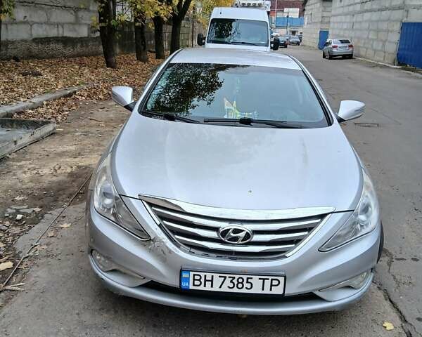 Серый Хендай Соната, объемом двигателя 2 л и пробегом 296 тыс. км за 10900 $, фото 3 на Automoto.ua