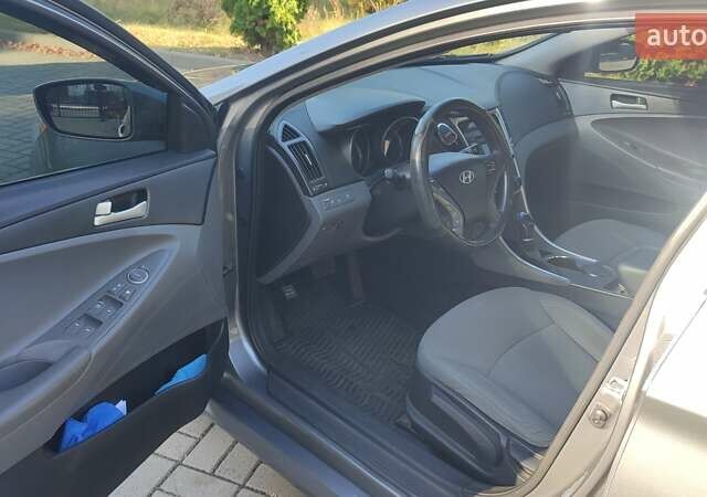 Серый Хендай Соната, объемом двигателя 2.36 л и пробегом 107 тыс. км за 8500 $, фото 4 на Automoto.ua