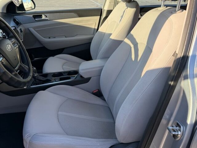 Серый Хендай Соната, объемом двигателя 2.4 л и пробегом 158 тыс. км за 9500 $, фото 3 на Automoto.ua