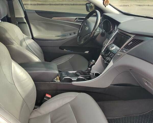 Серый Хендай Соната, объемом двигателя 2.4 л и пробегом 250 тыс. км за 8900 $, фото 5 на Automoto.ua