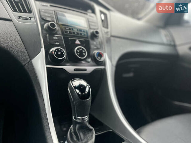 Серый Хендай Соната, объемом двигателя 2 л и пробегом 299 тыс. км за 8299 $, фото 11 на Automoto.ua