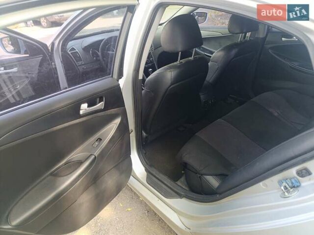 Сірий Хендай Соната, об'ємом двигуна 2 л та пробігом 271 тис. км за 6700 $, фото 4 на Automoto.ua