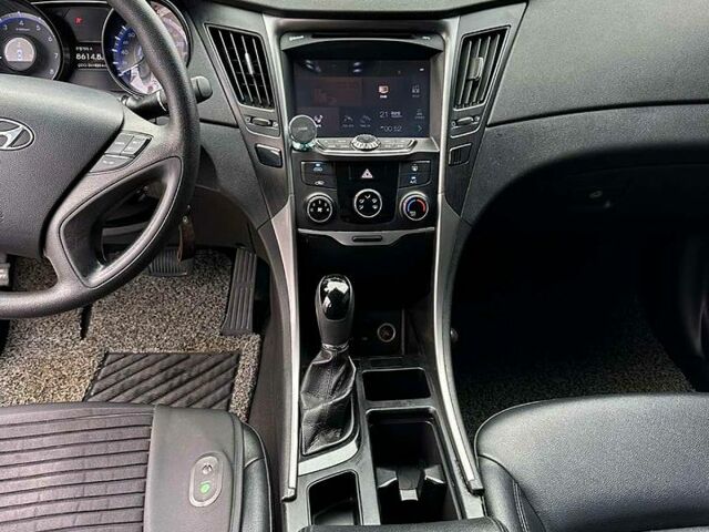 Сірий Хендай Соната, об'ємом двигуна 2 л та пробігом 356 тис. км за 7900 $, фото 6 на Automoto.ua