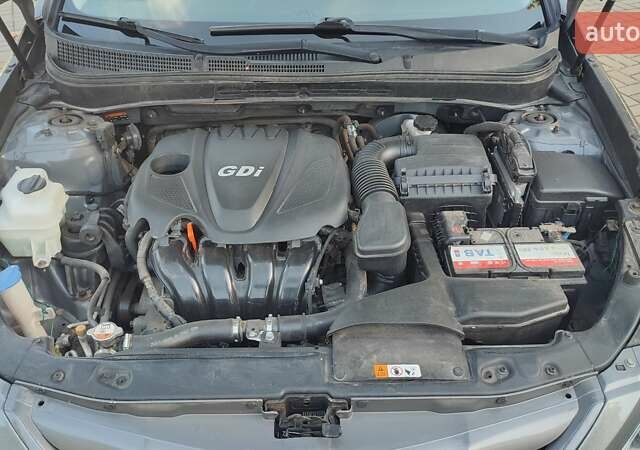 Серый Хендай Соната, объемом двигателя 2.36 л и пробегом 107 тыс. км за 8500 $, фото 3 на Automoto.ua